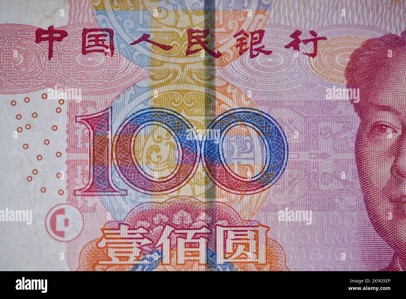 Primo piano di una nota cinese di Renmenbi o RMB 100, valuta cartacea utilizzata sulla Cina continentale. Foto Stock