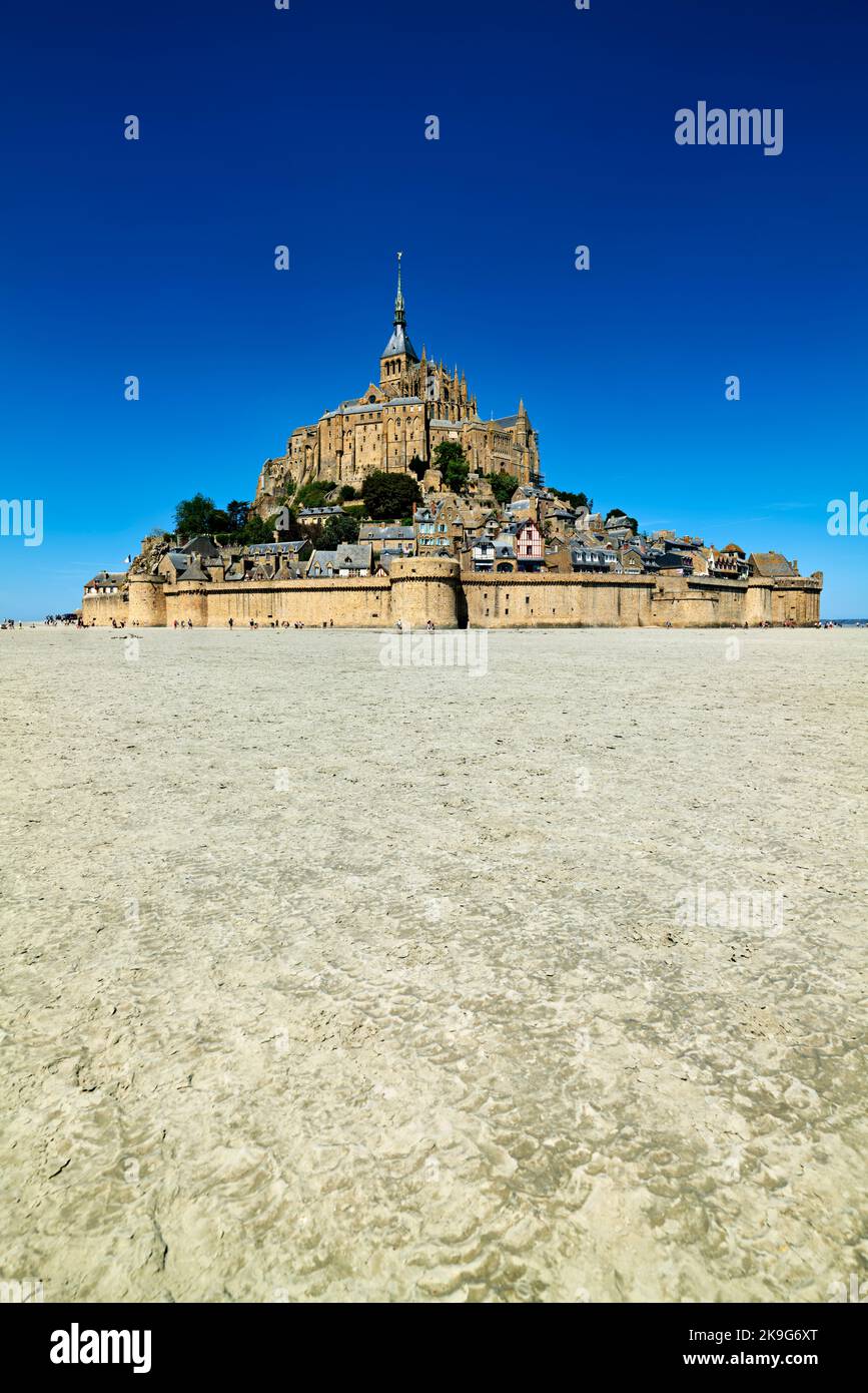 Mont Saint Michel Normandia Francia con bassa marea Foto Stock