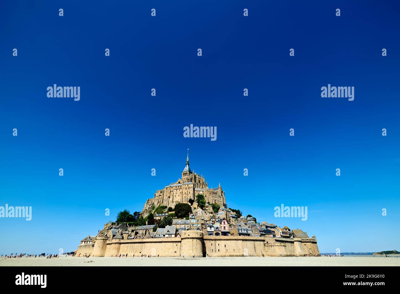 Mont Saint Michel Normandia Francia con bassa marea Foto Stock
