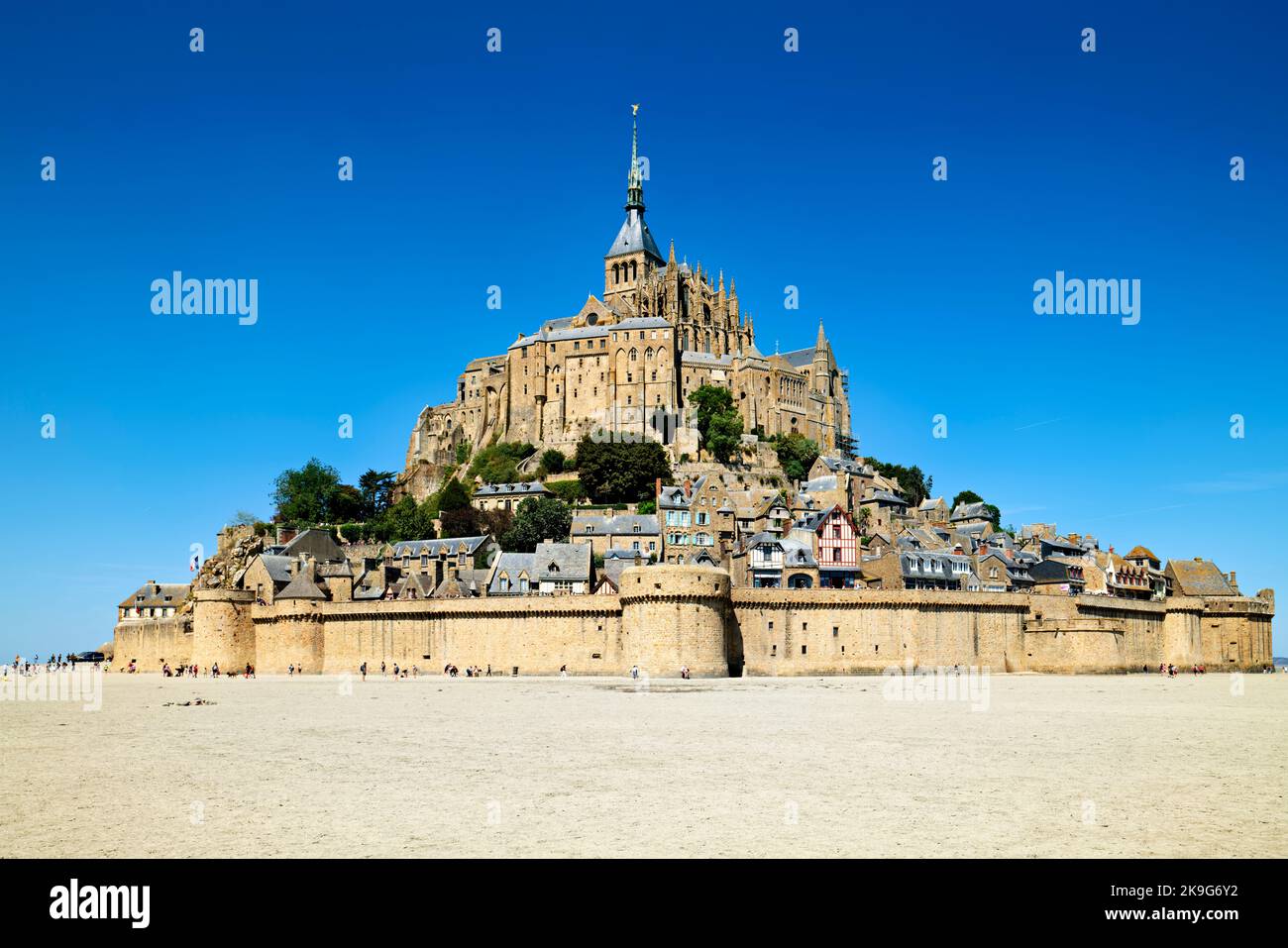 Mont Saint Michel Normandia Francia con bassa marea Foto Stock