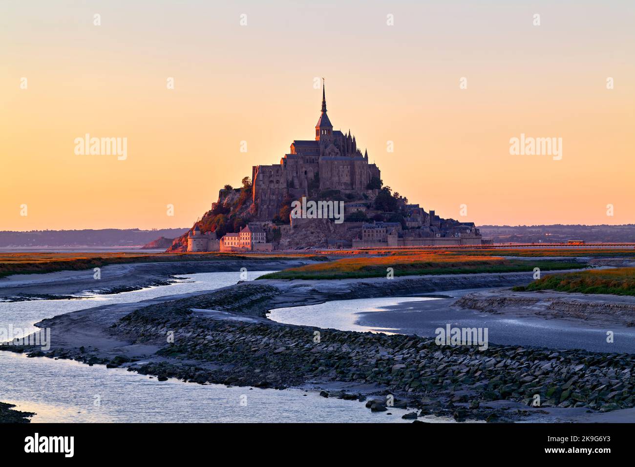 Mont Saint Michel Normandia Francia al crepuscolo Foto Stock