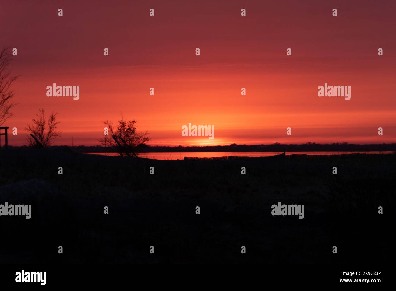 Una vista panoramica del porto di Fehmarn durante un suggestivo tramonto nello Schleswig-Holstein, Germania Foto Stock