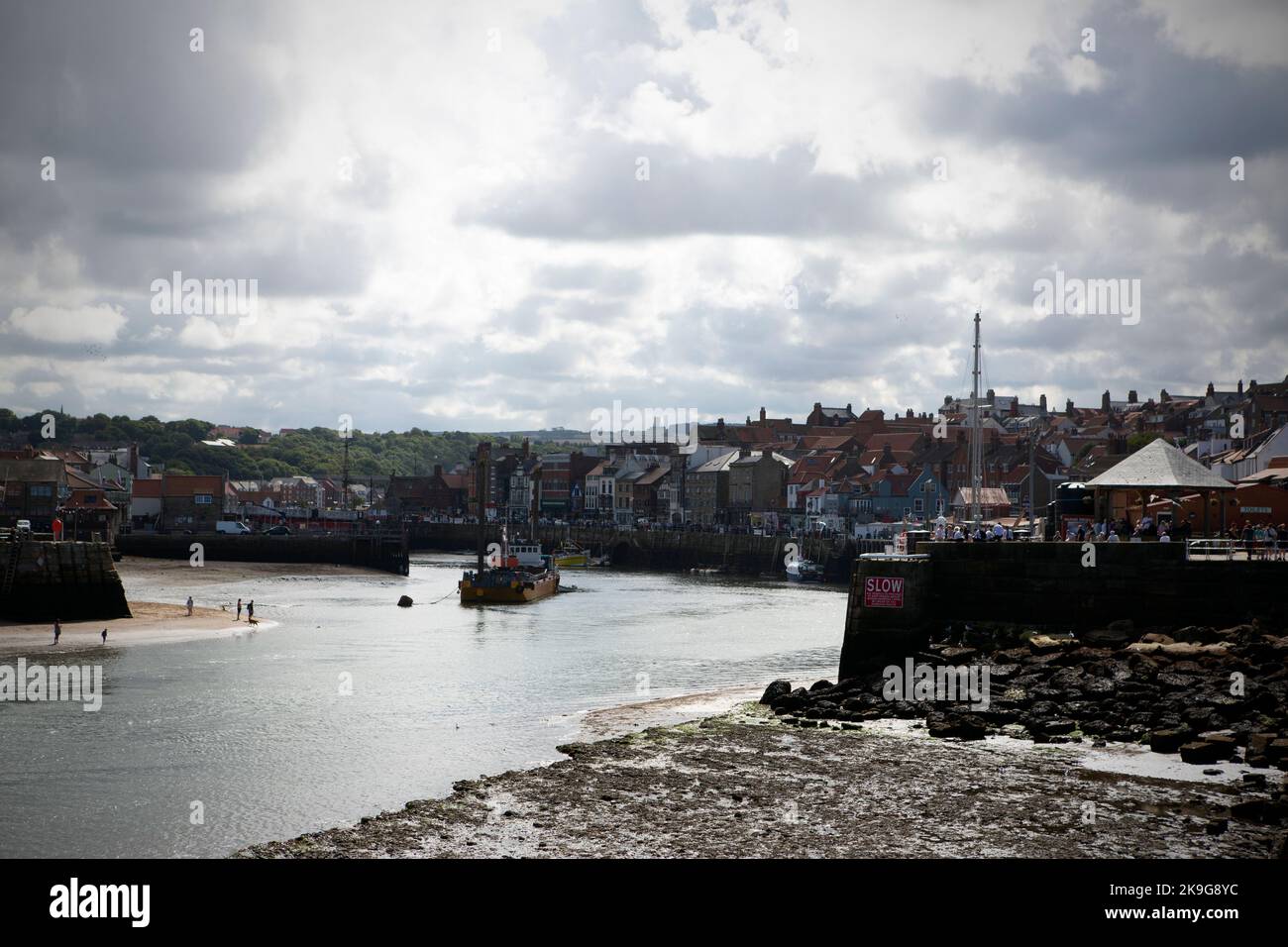 La città balneare di Whitby nel North Yorkshire, nel nord dell'Inghilterra, ha sofferto il pescatore locale e la comunità nel nord-est dell'Inghilterra Foto Stock
