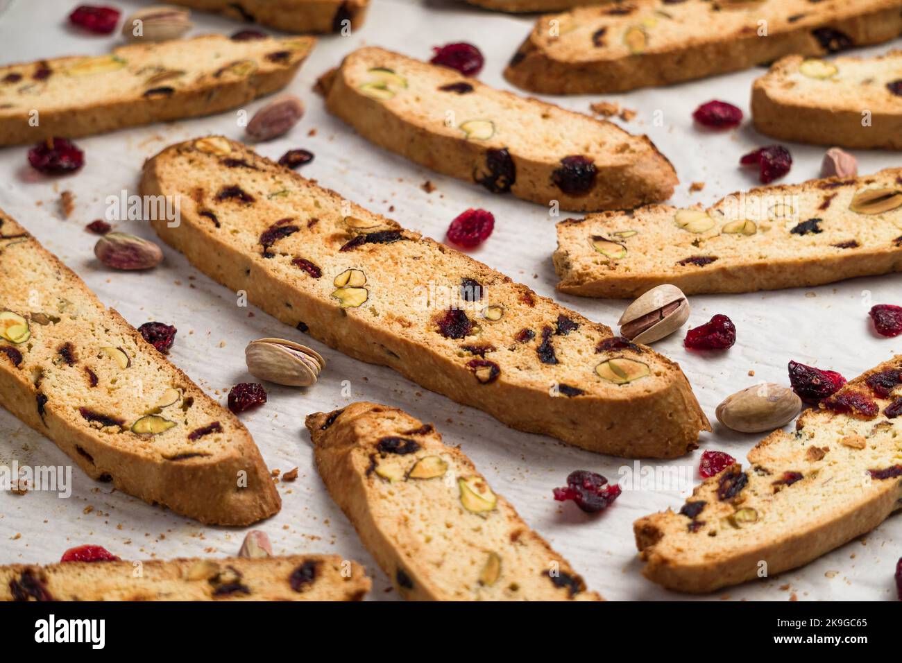 Biscotti Biscotti closeup a base di mirtillo e pistacchio al posto delle mandorle. I biscotti o i cantucci sono i tradizionali biscotti dolci italiani, popu Foto Stock