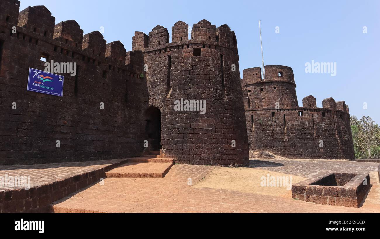 La Fortezza di Mirjan Fort, situato nel distretto di Uttara Kannada di Karnataka, India. Costruito da Navayath Sultan. Foto Stock