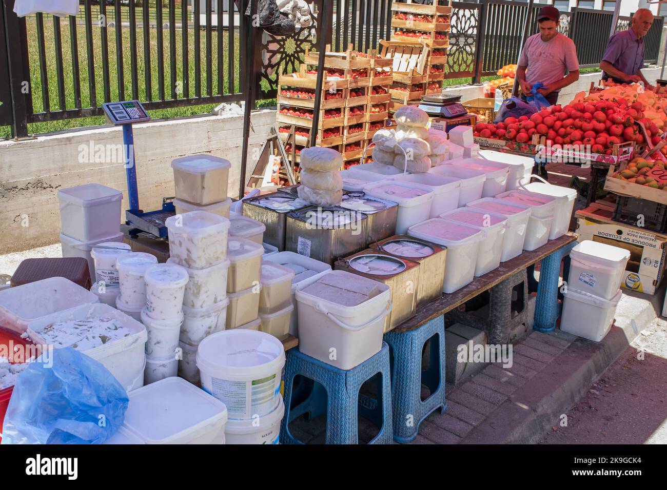 Formaggi e latticini in vendita presso uno stallo nel mercato aperto della città di Tetovo nel nord della Macedonia. Articoli freschi in vendita in contenitori e scatole. Foto Stock