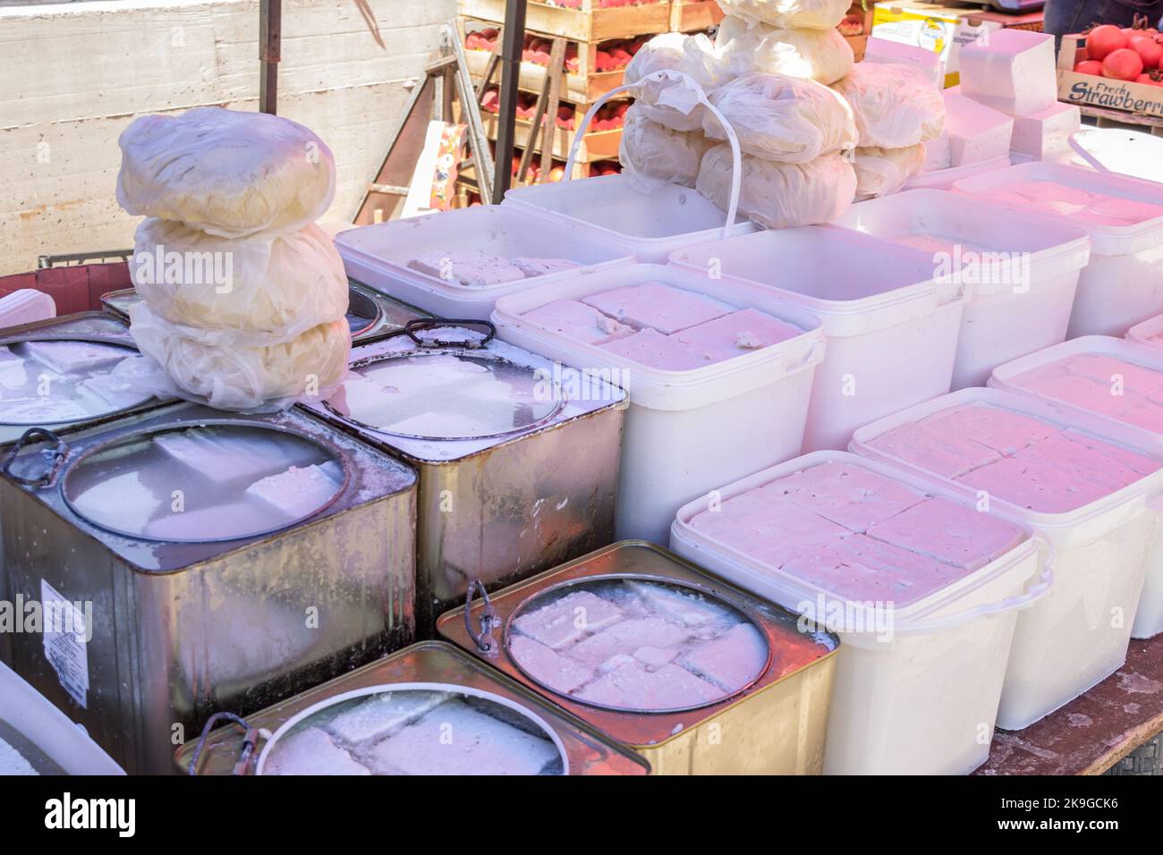Formaggi e latticini in vendita presso uno stallo nel mercato aperto della città di Tetovo nel nord della Macedonia. Articoli freschi in vendita in contenitori e scatole. Foto Stock