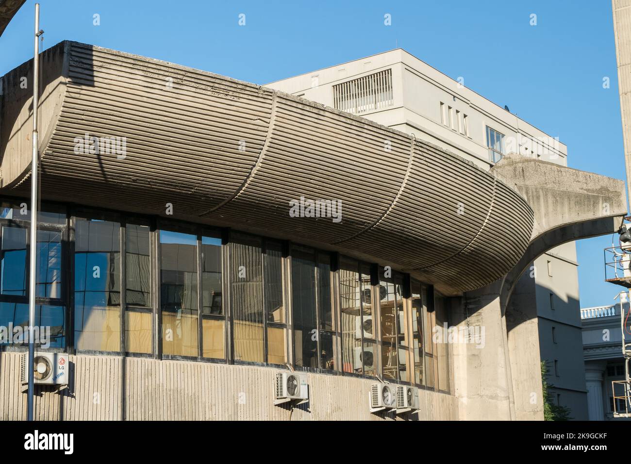 Caratteristiche dell'ufficio postale centrale di Skopje, Macedonia settentrionale, esempio di brutalismo nell'architettura, o edificio brutalista in cemento nell'ex Jugoslavia Foto Stock