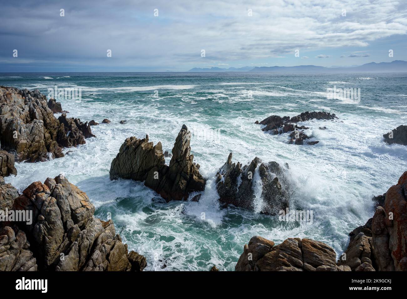 La splendida costa di De Kelders con vista su Walker Bay verso Hermanus, Overberg, Western Cape, Sud Africa. Foto Stock