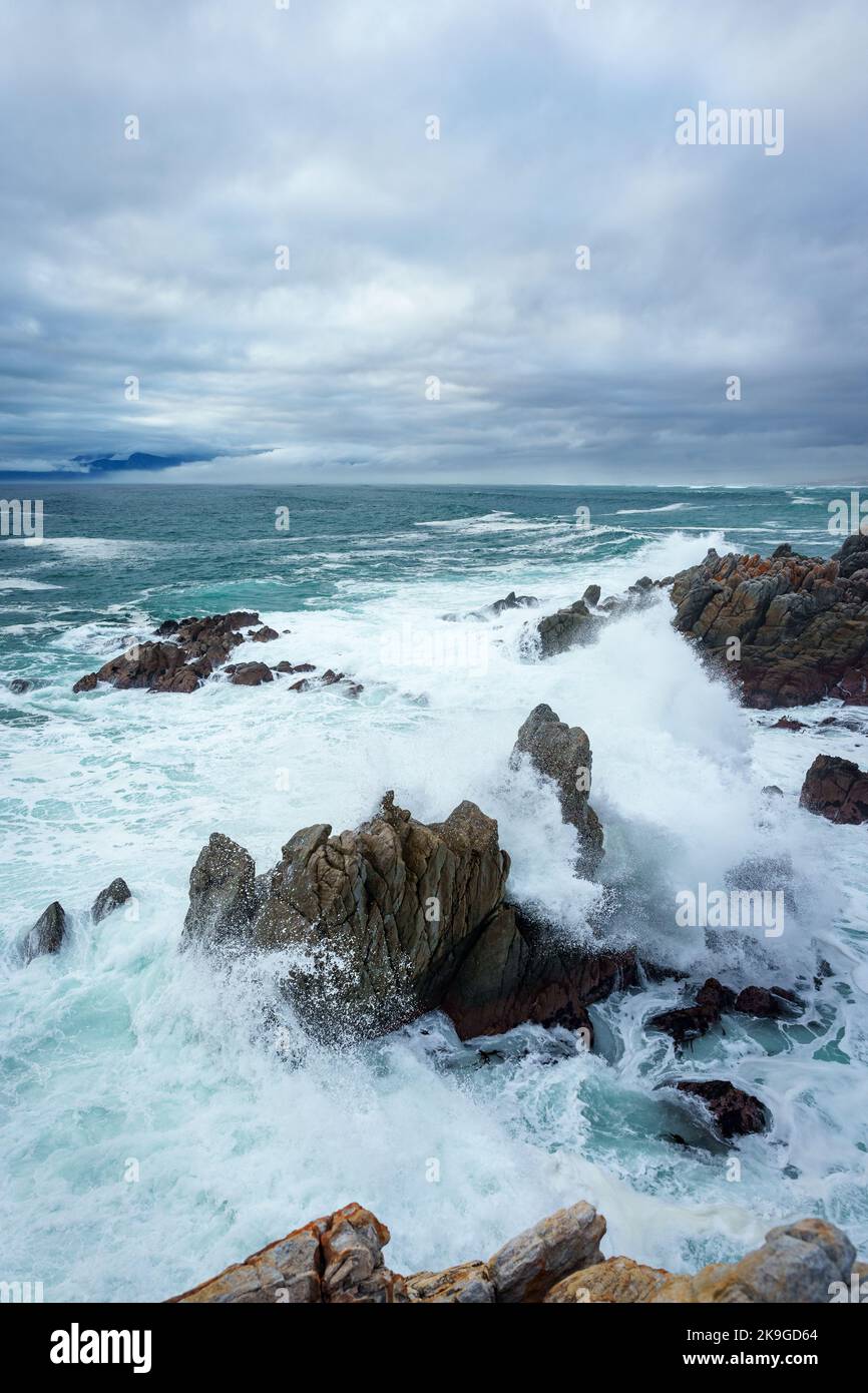 La splendida costa di De Kelders con vista su Walker Bay verso Hermanus, Overberg, Western Cape, Sud Africa. Foto Stock