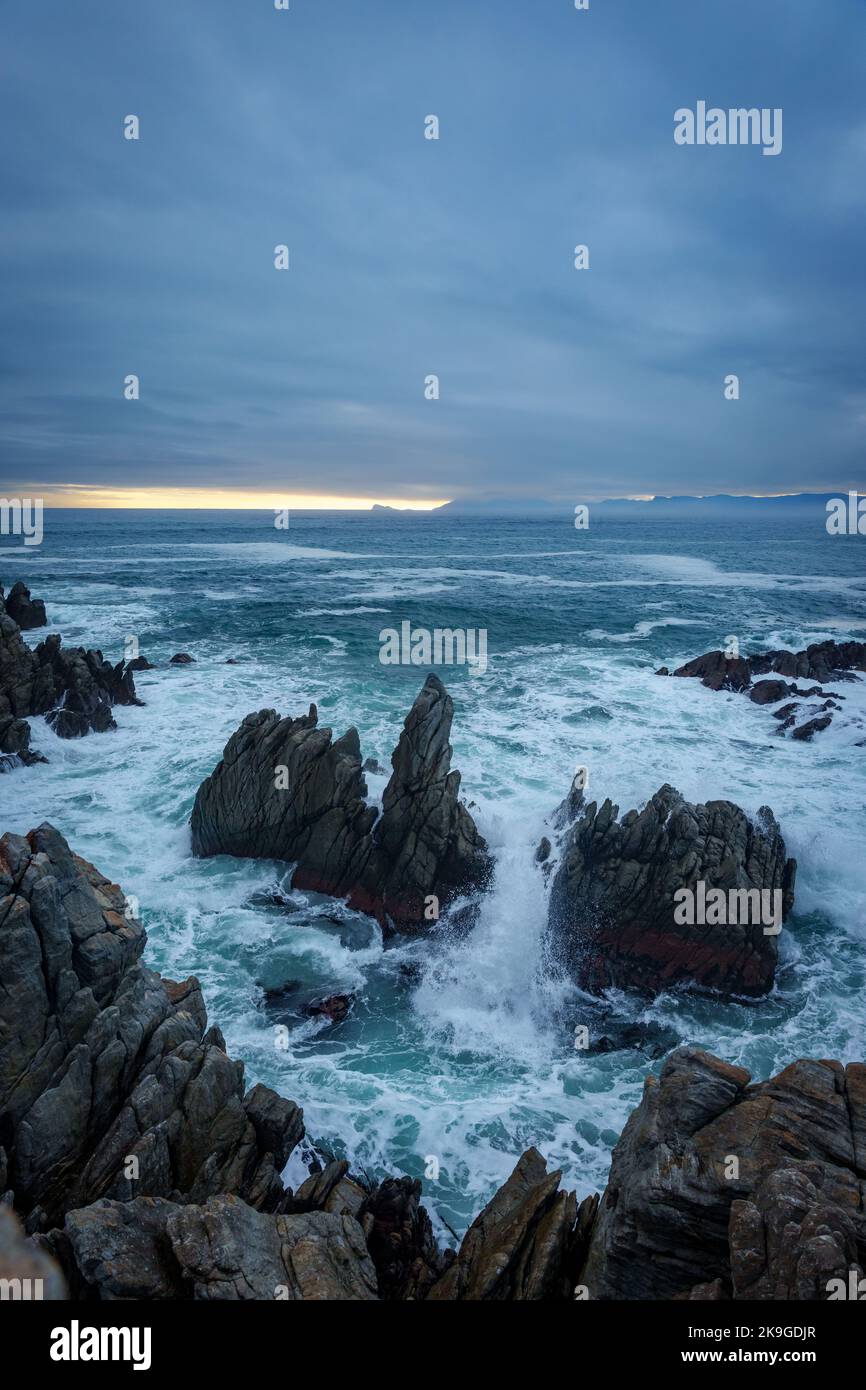 La splendida costa di De Kelders con vista su Walker Bay verso Hermanus, Overberg, Western Cape, Sud Africa. Foto Stock