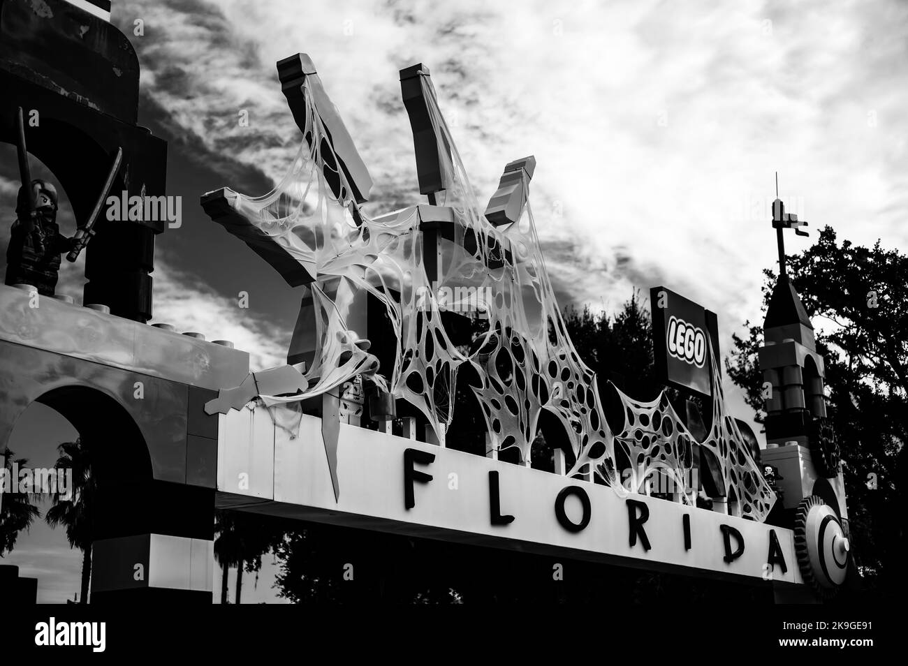 Winter Haven, Florida, USA - 10,2022 - fuoco selettivo sulle decorazioni di Halloween fuori dell'entrata principale di Legoland Foto Stock