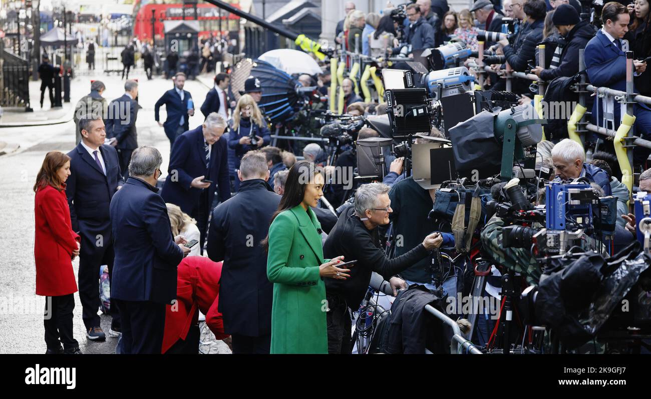 Inghilterra, Londra, Westminster, 25th ottobre 2022, la stampa internazionale e gli equipaggi televisivi hanno riferito da Downing Street su un nuovo primo ministro britannico. Foto Stock