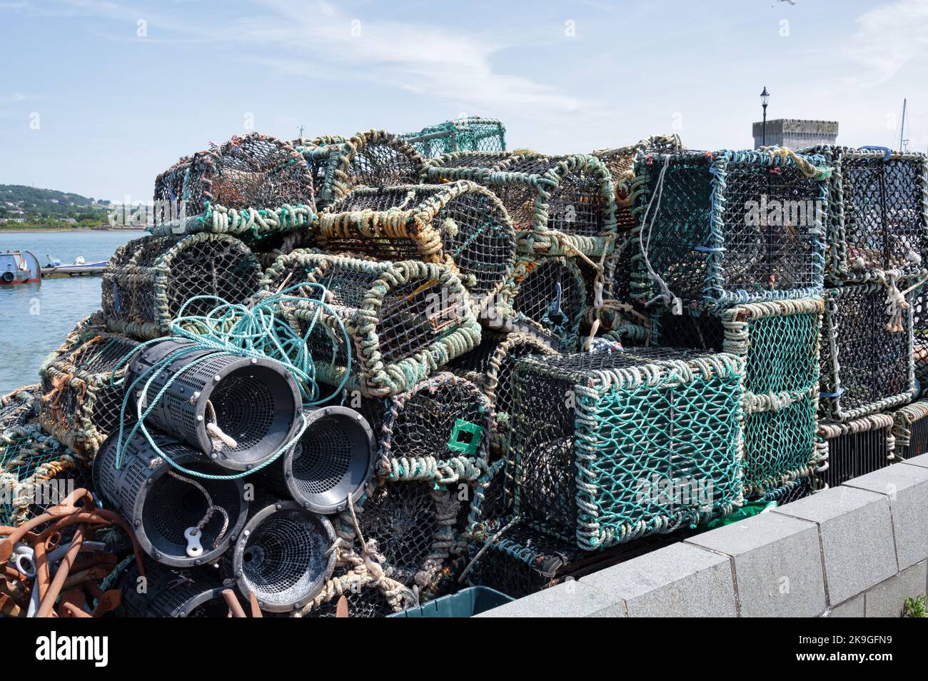 Pentole di aragosta e granchio impilate sulla banchina del porto di Conwy nel Galles del Nord Foto Stock