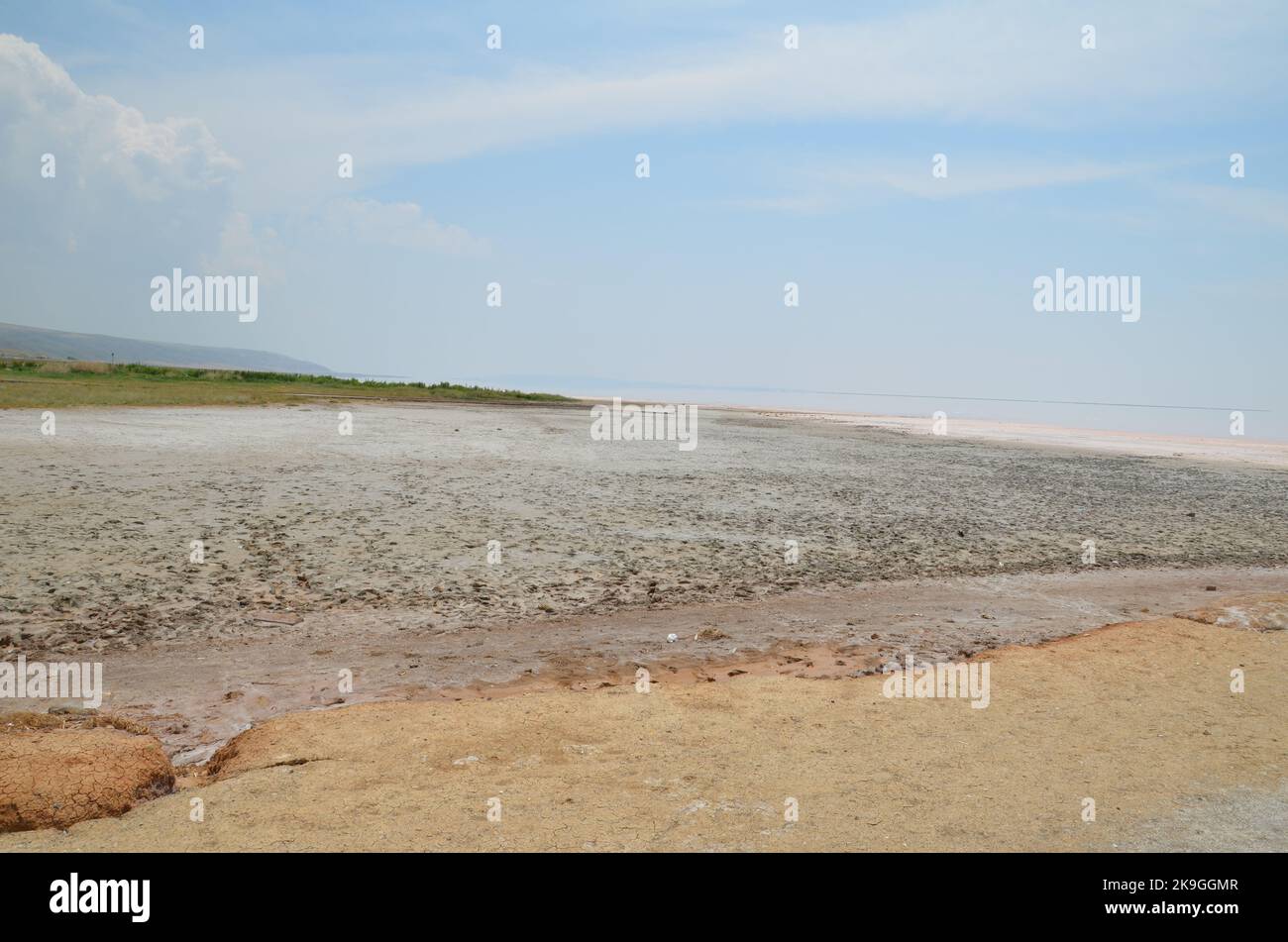 Sulla superficie salata del lago salato poco profondo 'Tuz Gölü', turchia Foto Stock