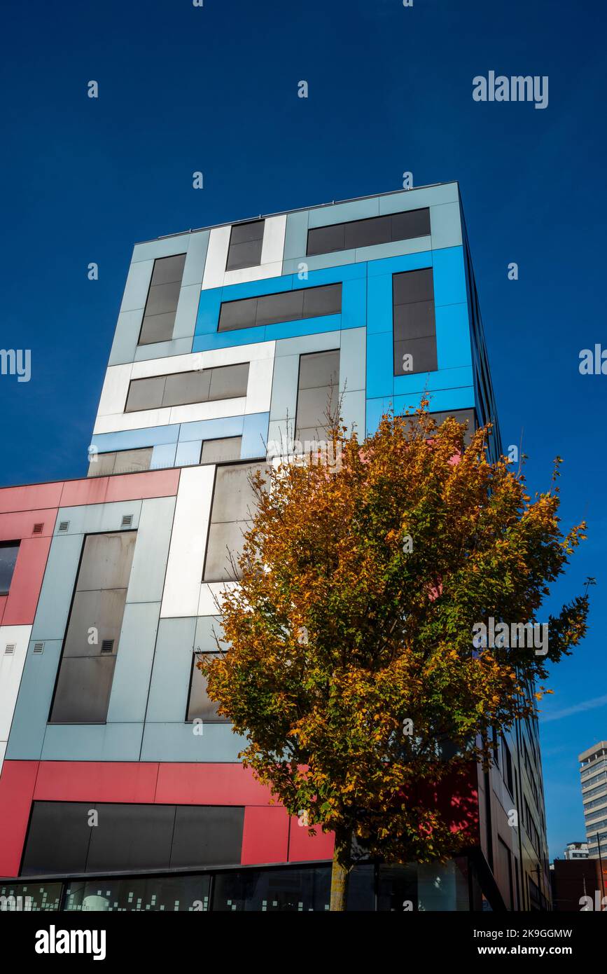 University Square alloggio per studenti a Southend on Sea Essex, con design geometrico. Campus universitario di Southend. Pannelli di rivestimento colorati Foto Stock
