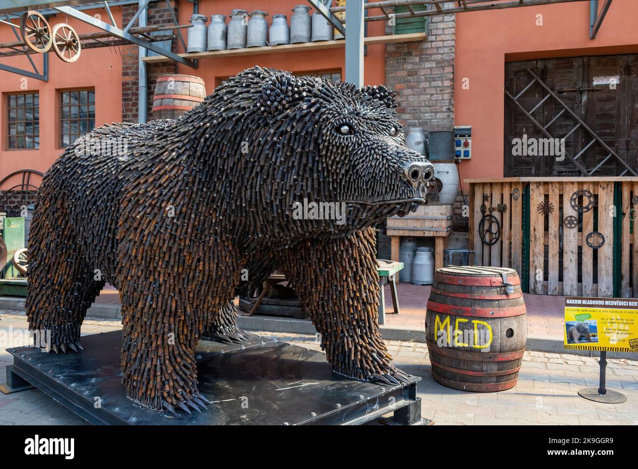 Stare Mesto, Repubblica Ceca 29 aprile 2022. KOVOZOO mostra originale con animali e tecnologia da rottami vecchi riciclati, Big Bear Foto Stock