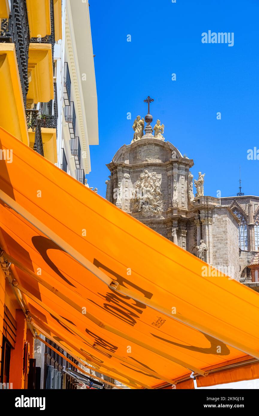 Facciata della cattedrale incorniciata in tenda d'affari a Valencia, Spagna Foto Stock
