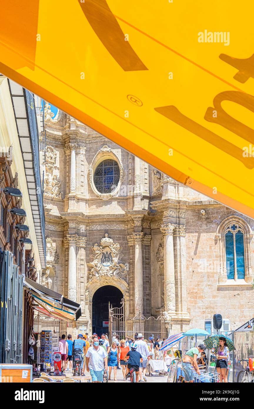 Facciata della cattedrale incorniciata in tenda d'affari a Valencia, Spagna Foto Stock