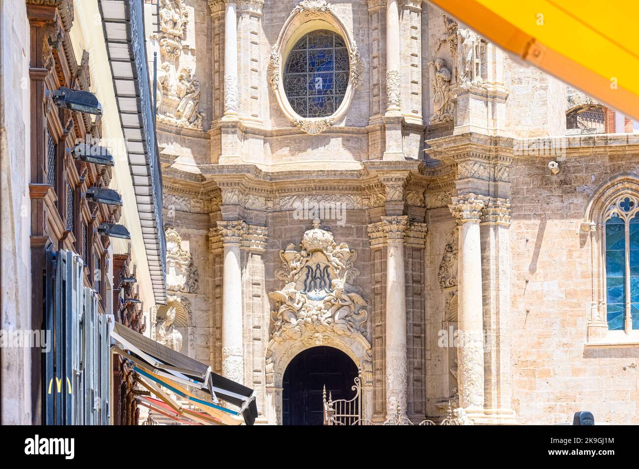 Facciata della cattedrale incorniciata in tenda d'affari a Valencia, Spagna Foto Stock