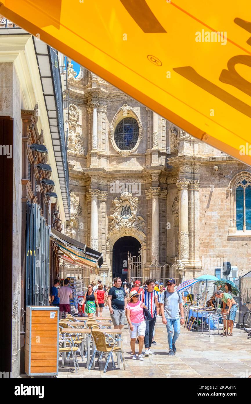 Facciata della cattedrale incorniciata in tenda d'affari a Valencia, Spagna Foto Stock