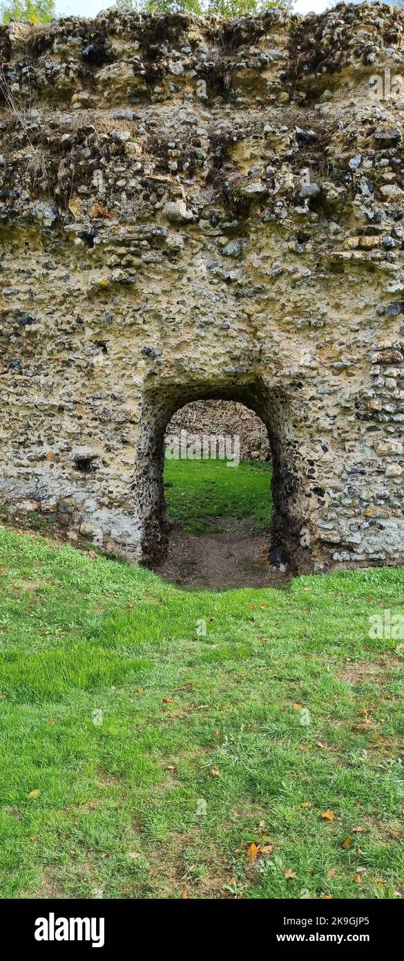 Uno scatto verticale di un ingresso del Castello di Buckenham dall'alto nella vecchia Buckenham, Inghilterra Foto Stock