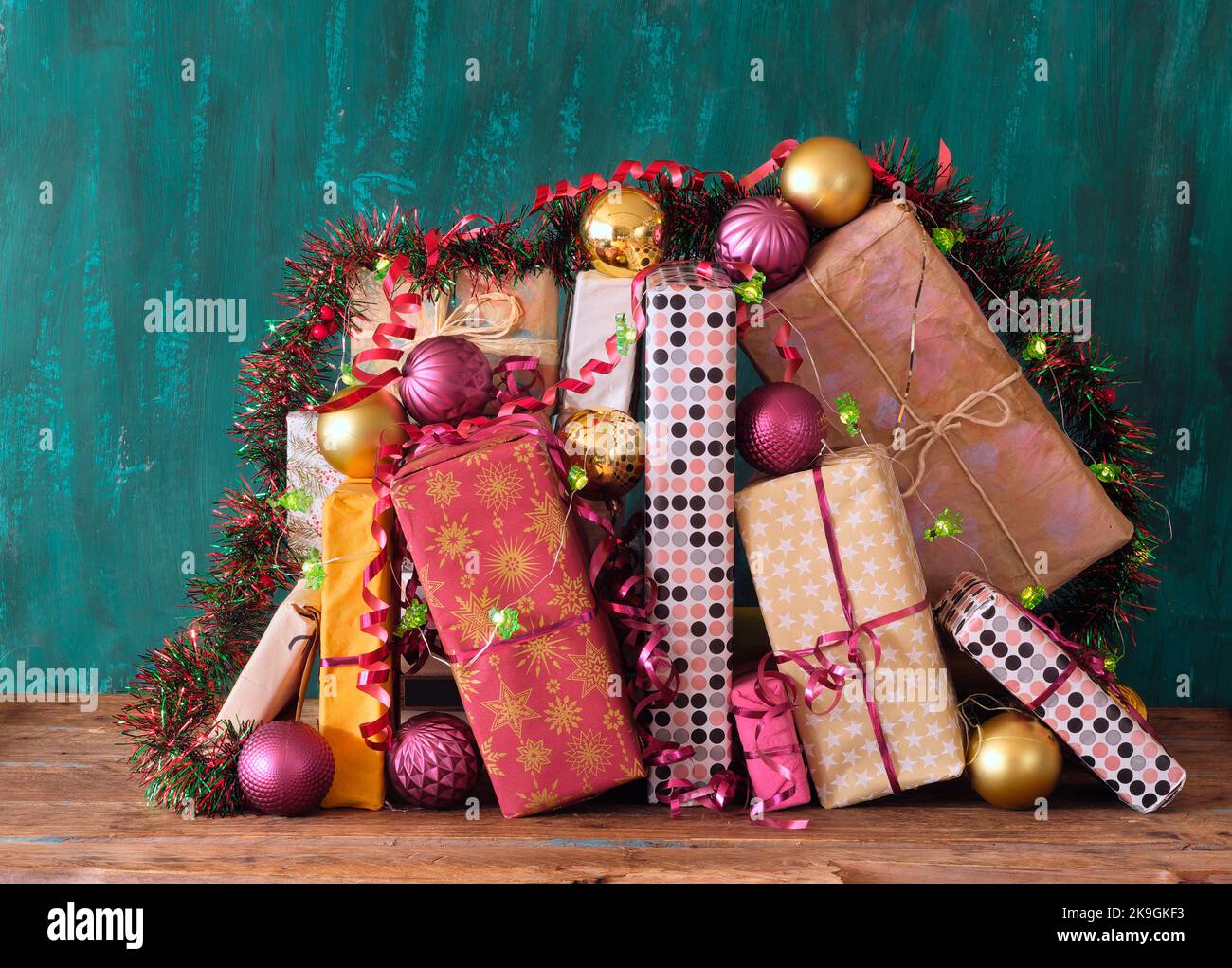 heap dei regali di natale, regali avvolti, buon natale, fare un presente concetto, spazio libero della copia Foto Stock