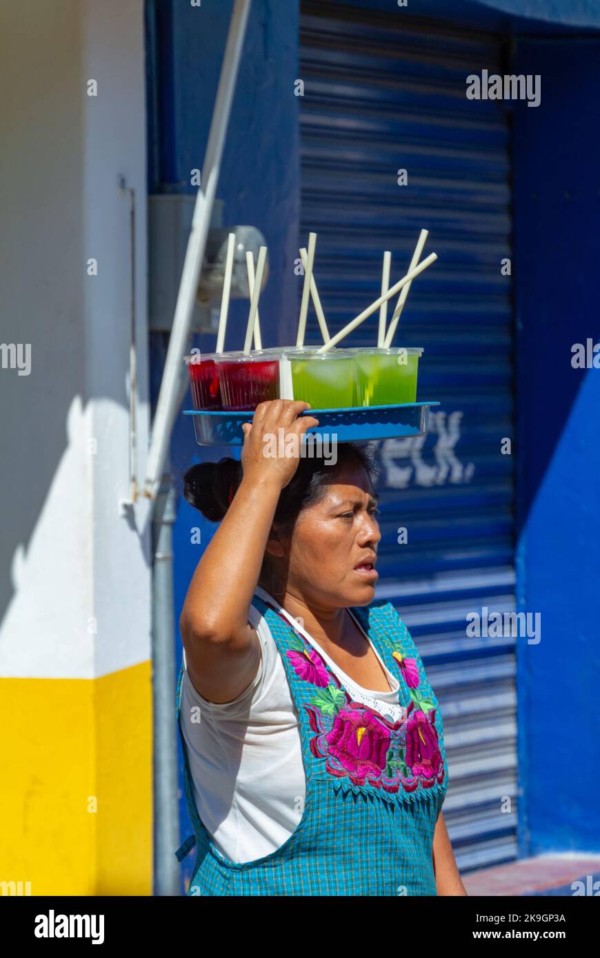 Oaxaca, Centro Oaxaca, Messico, 30th dicembre 2018, una donna locale con bevande in testa a Tlacolula che è un mercato tradizionale per i nativi. Foto Stock