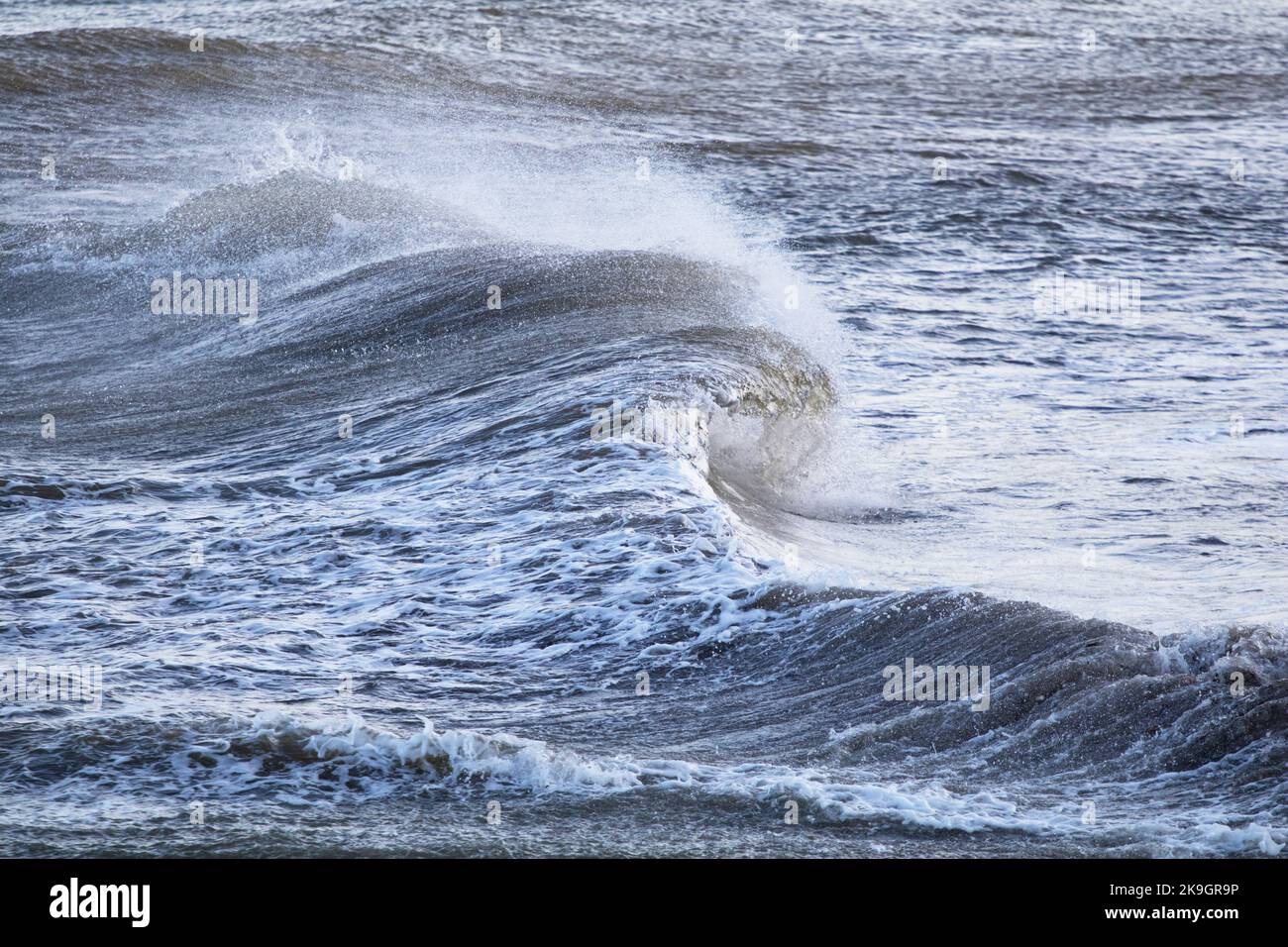 Onde che si infrangono nel Mare del Nord a Robin Hood's Bay nel North Yorkshire, 24th ottobre 2022 Foto Stock