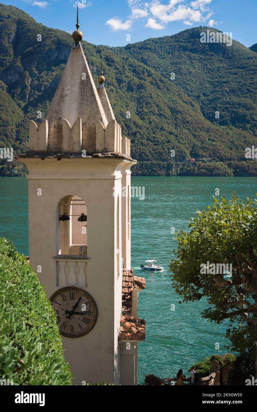 Villa del Balbianello, vista in estate della suggestiva torre dell'orologio facente parte della Villa del Balbianello, Lago di Como, Lenno, Italia Foto Stock