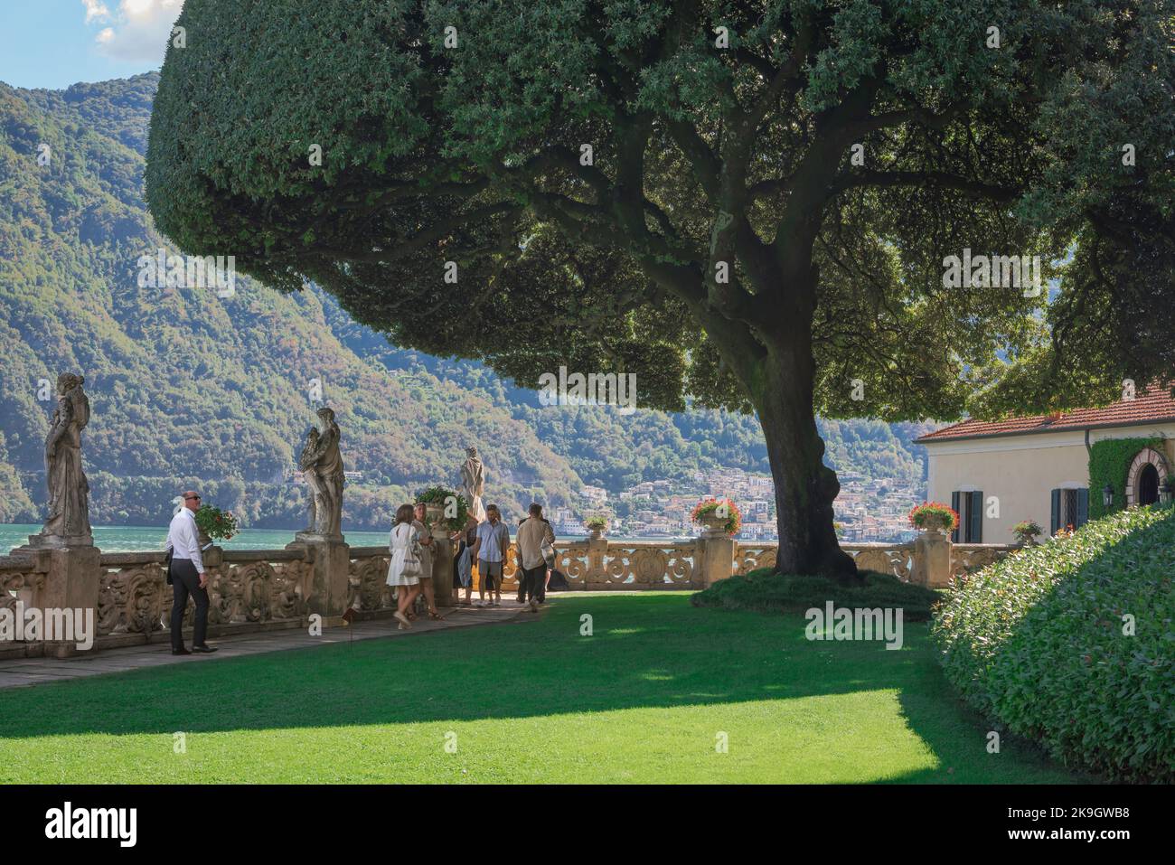 Giardini di Villa del Balbianello, vista in estate sulla terrazza inferiore sul lago dei giardini panoramici della Villa del Balbianello, Lago di Como Foto Stock