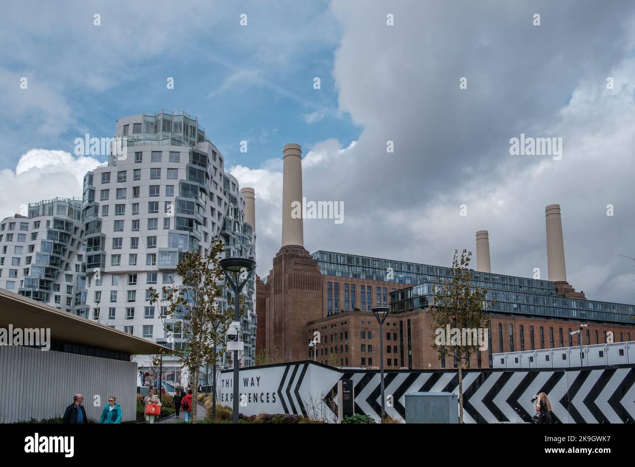 Le persone camminano lungo Electric Boulevard alla Battersea Power Station rinnovata icona di Londra con Prospect Place sulla sinistra. Foto Stock