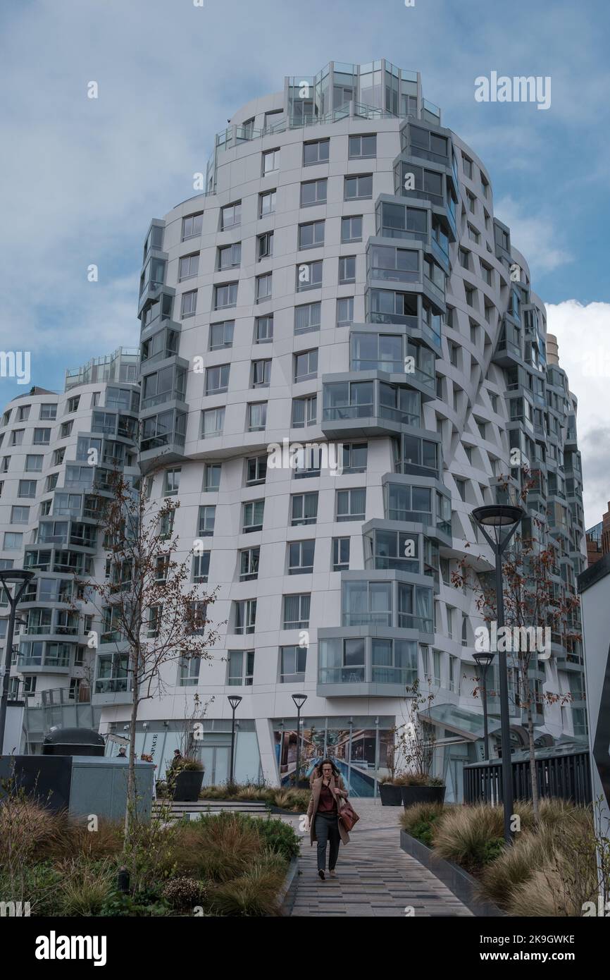 Frank Gehry ha progettato Prospect Place, nuovo edificio residenziale presso lo sviluppo rinnovato della centrale elettrica di Battersea, Wandsworth, Londra. Foto Stock