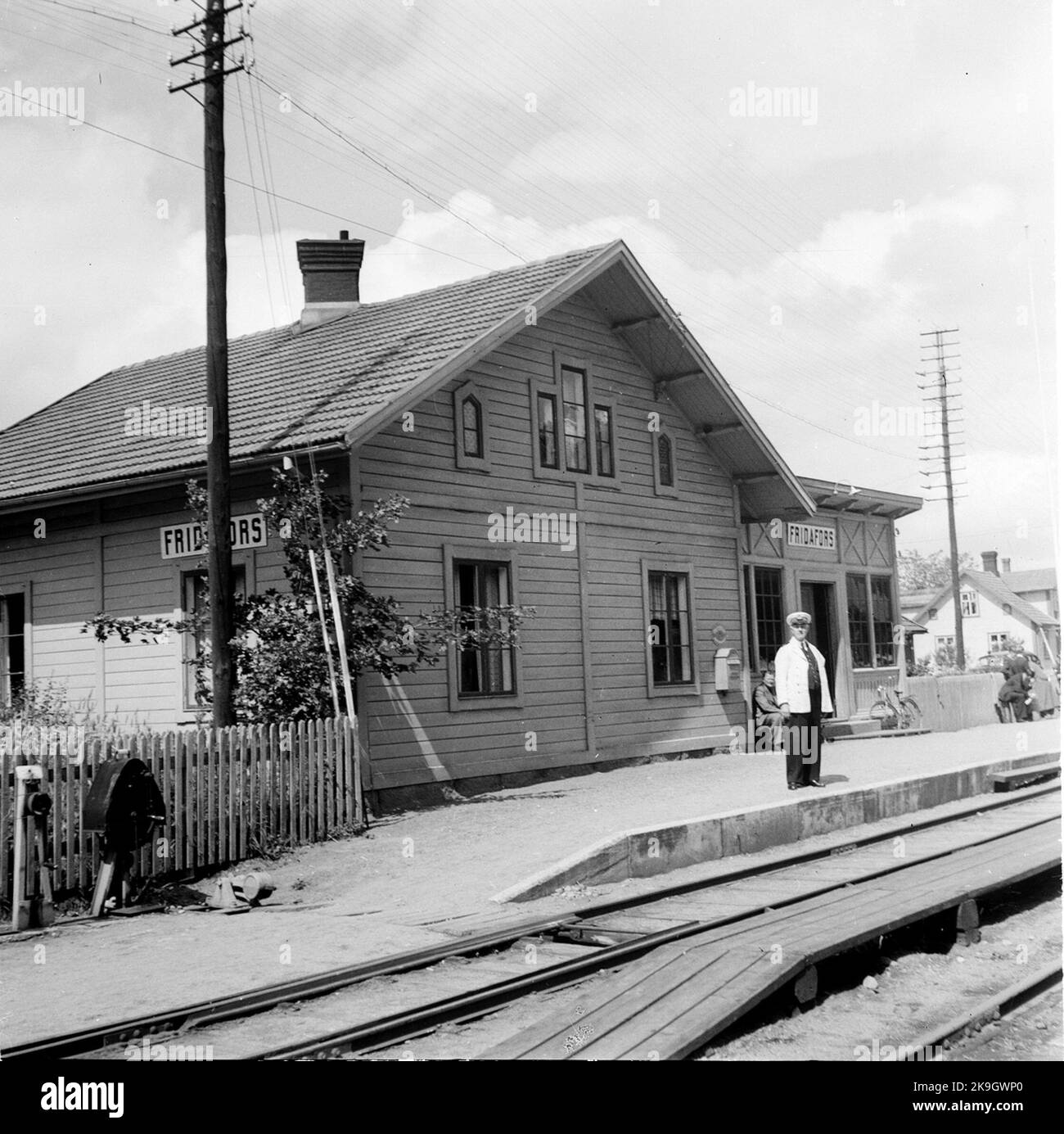 Stazione ferroviaria di Fridafors. Personale della stazione in uniforme estiva. Inizia a sinistra. Foto Stock