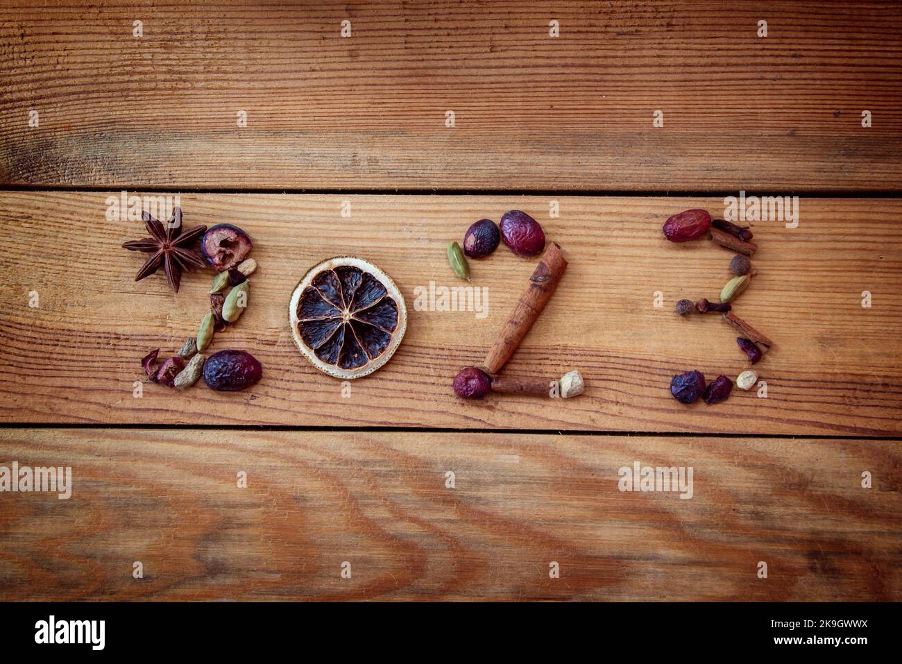 2023 scritto con spezie natalizie e frutta secca su sfondo di legno, biglietto di auguri di Capodanno Foto Stock 2023 scritto con spezie natalizie e frutta secca su sfondo di legno, biglietto di auguri di Capodanno Foto Stock