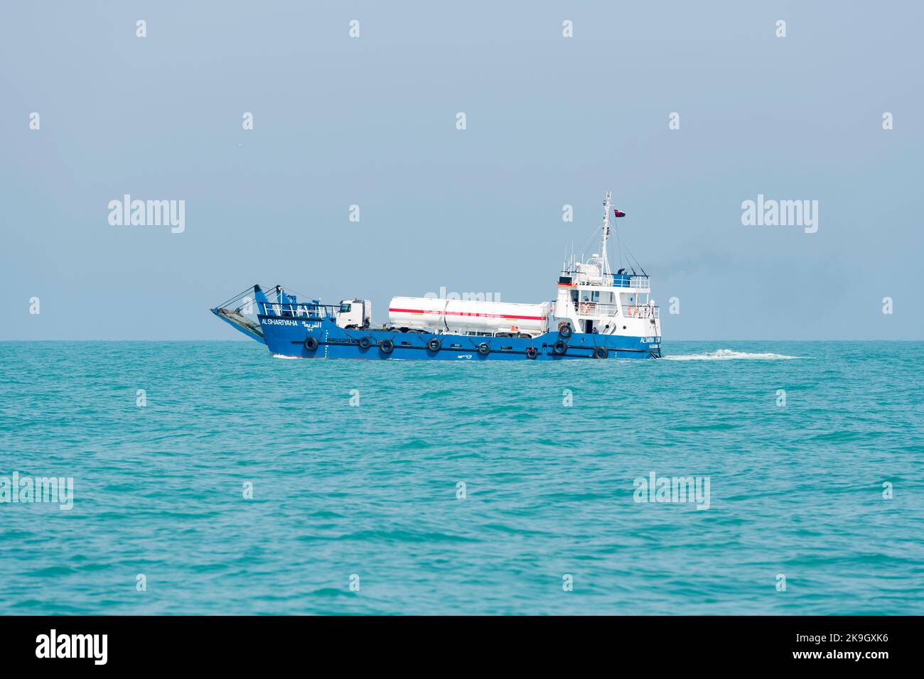 Nave al Shariyaha (traghetto) che va dall'Isola di Masirah al Porto di Shannah con un camion come carico, Sultanato di Oman Foto Stock