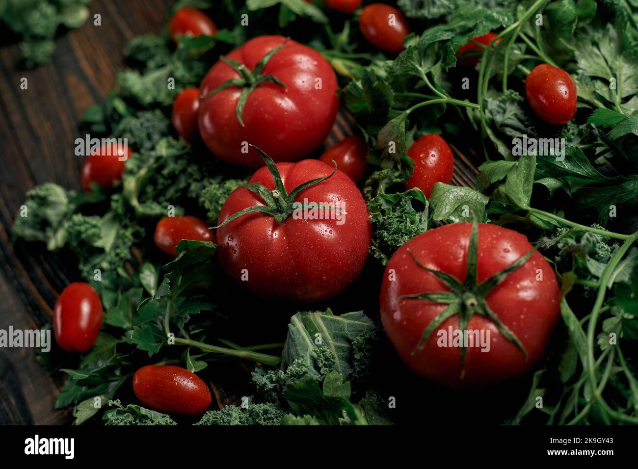 immagine di pomodori rossi maturi e broccoli . Foto Stock