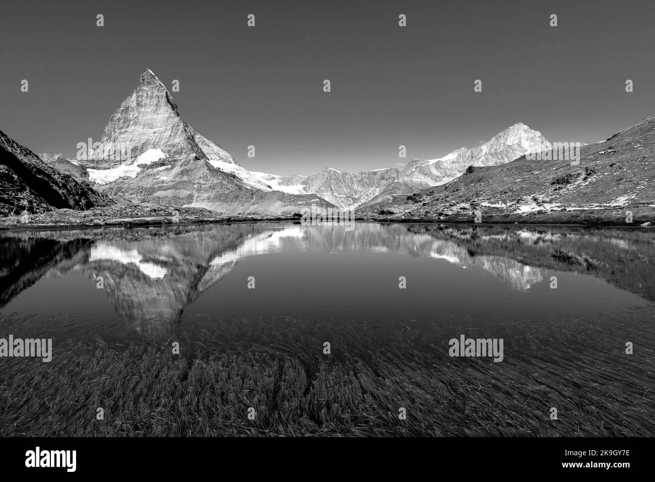 L'iconica vetta del Cervino si riflette nel lago Stellisee di Zermatt, in Svizzera. Foto Stock