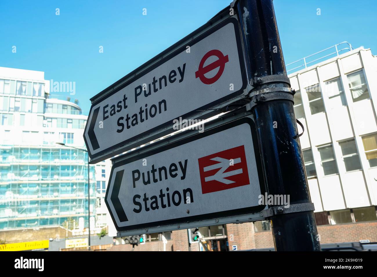 Londra - Ottobre 2022: Indicazioni stradali per East Putney Station e Putney Station su Upper Richmond Road, sud-ovest di Londra Foto Stock