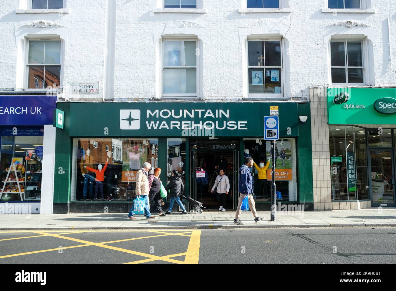 Londra - Ottobre 2022: Filiale di Mountain Warehouse su Putney High Street nel sud-ovest di Londra Foto Stock
