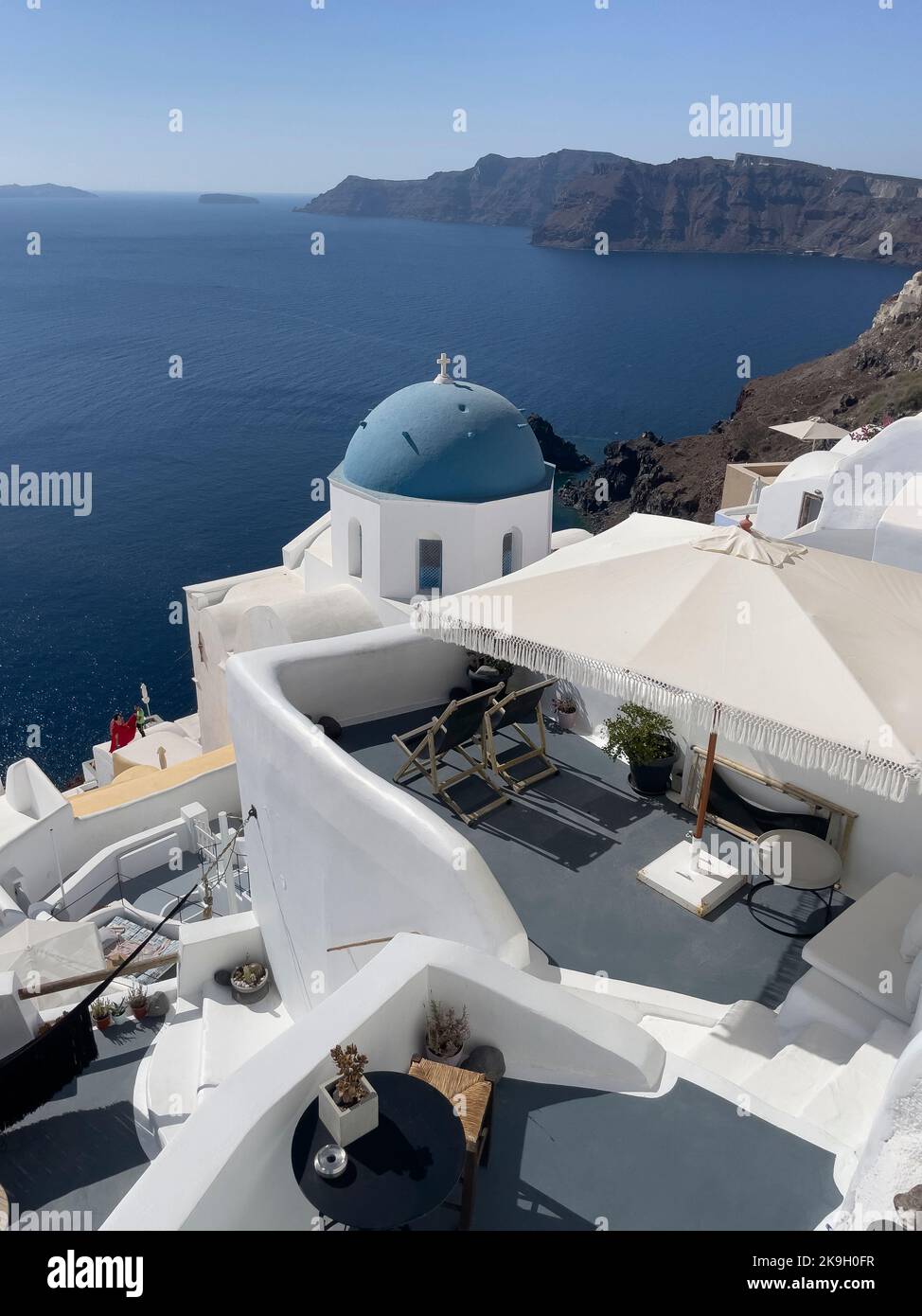 Oia, Santorini, Grecia. 2022. Panoramica dei famosi edifici a cupola blu di Oia sulle scogliera che si affacciano sul Mar Egeo a Santorini Foto Stock