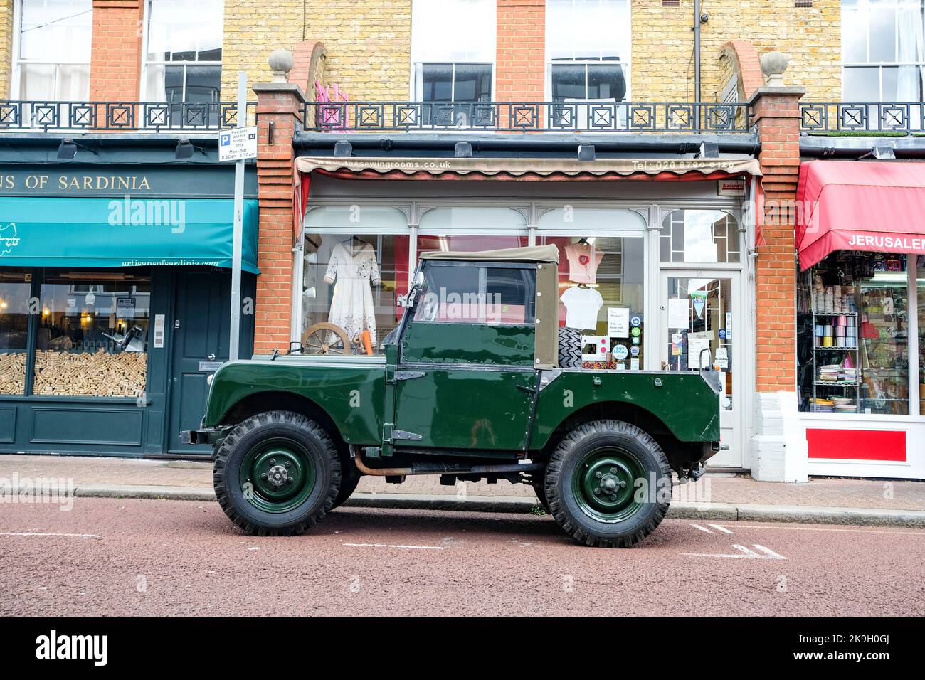 Londra - Ottobre 2022: WW2 modello Land Rover parcheggiato su strada nel sud-ovest di Londra Foto Stock