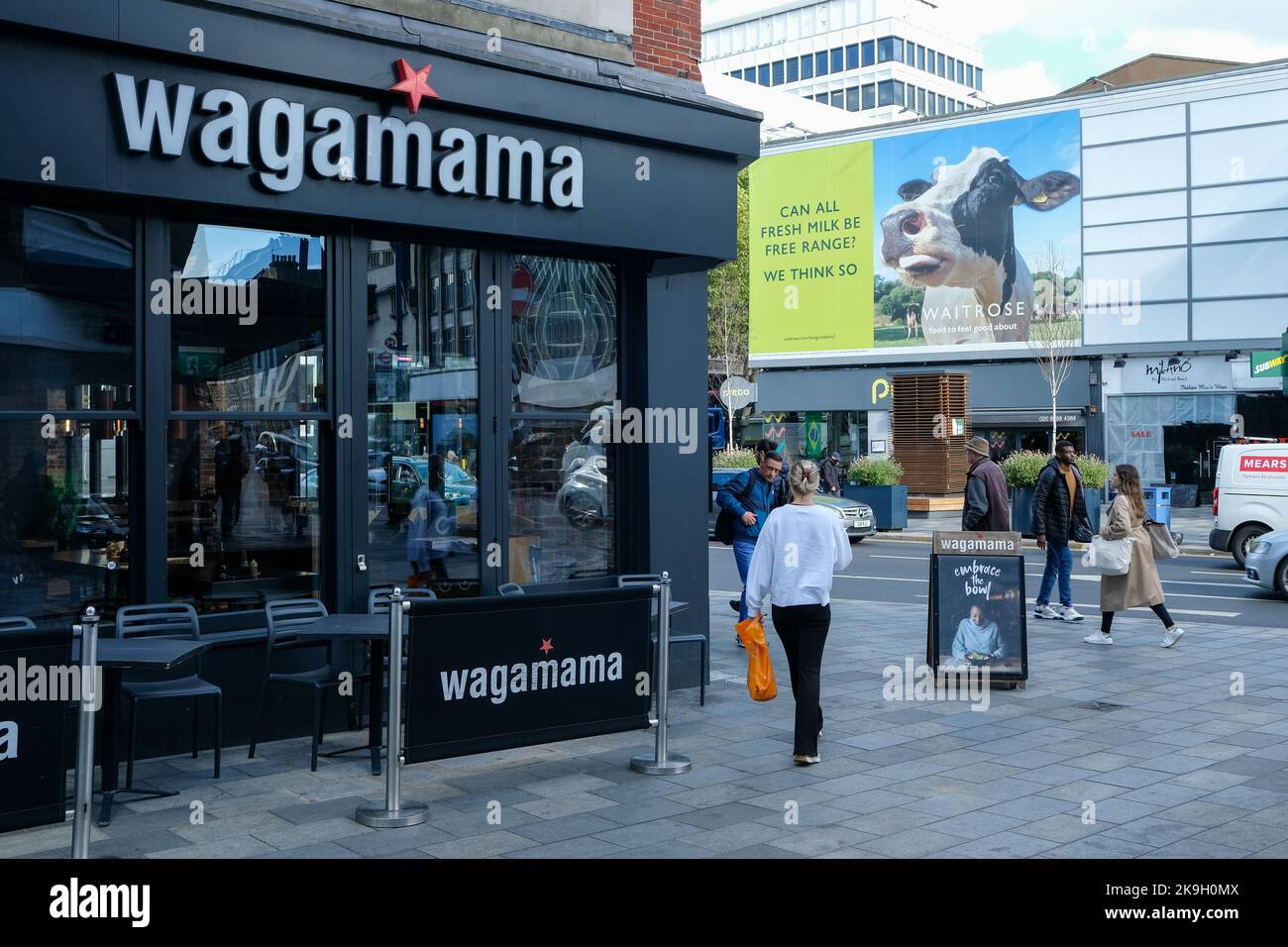 Londra - Ottobre 2022: Filiale di Wagamama su Putney High Street nel sud-ovest di Londra Foto Stock