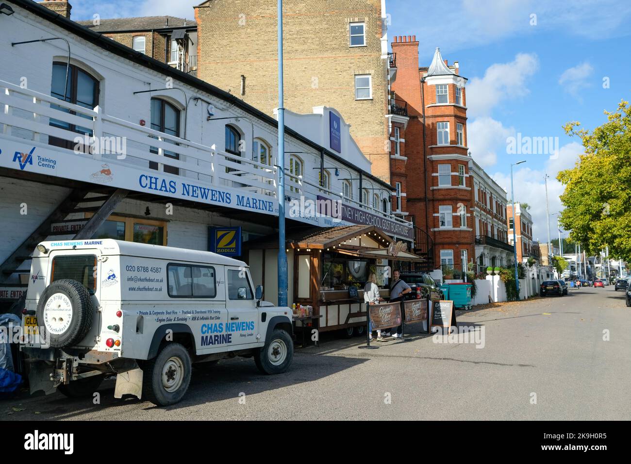 Londra - Ottobre 2022: Lungofiume di Putney presso il molo di Putney e club di canottaggio nel sud-ovest di Londra Foto Stock