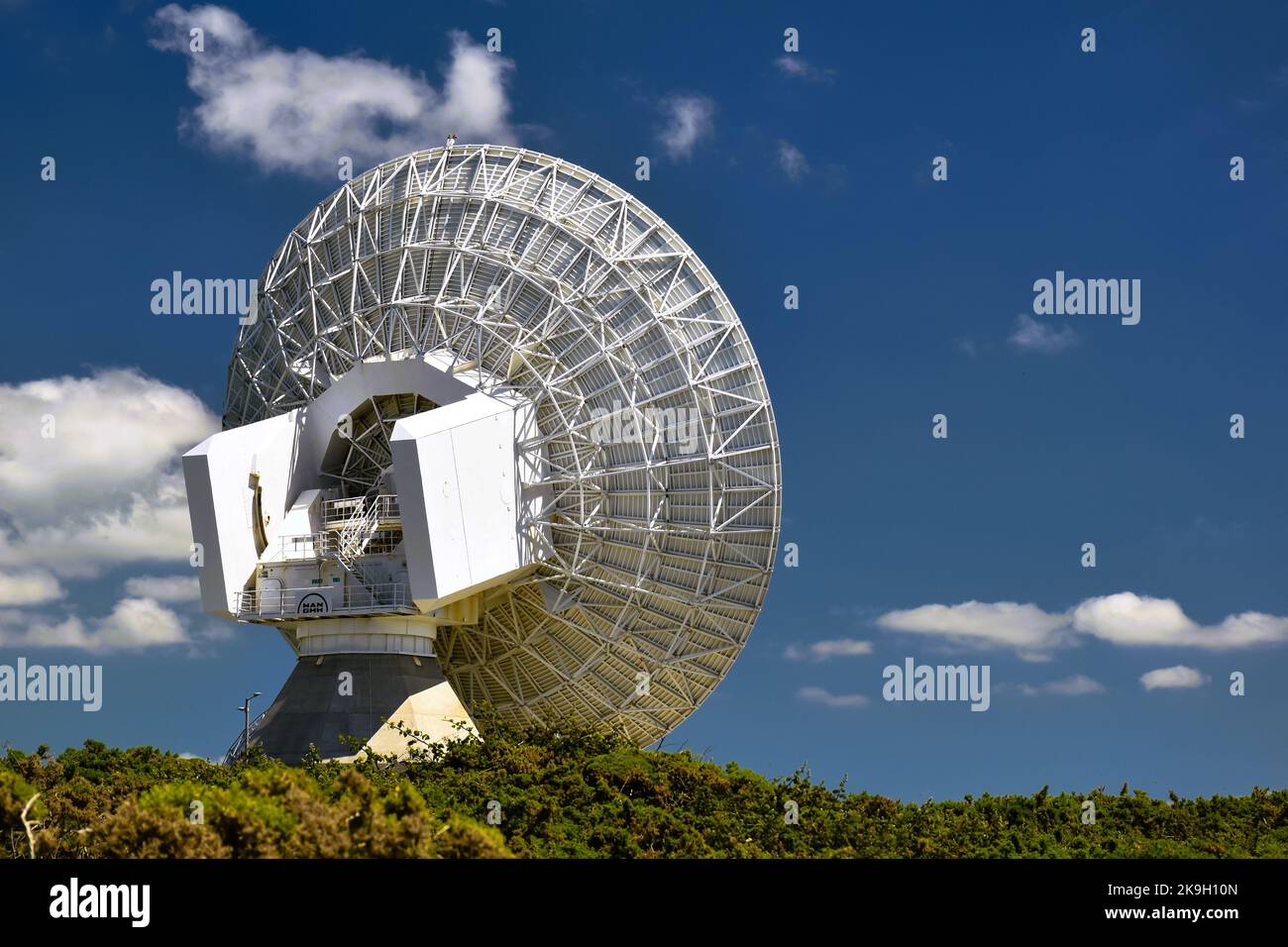 Un piatto satellite che guarda i cieli dalla Cornovaglia settentrionale Foto Stock