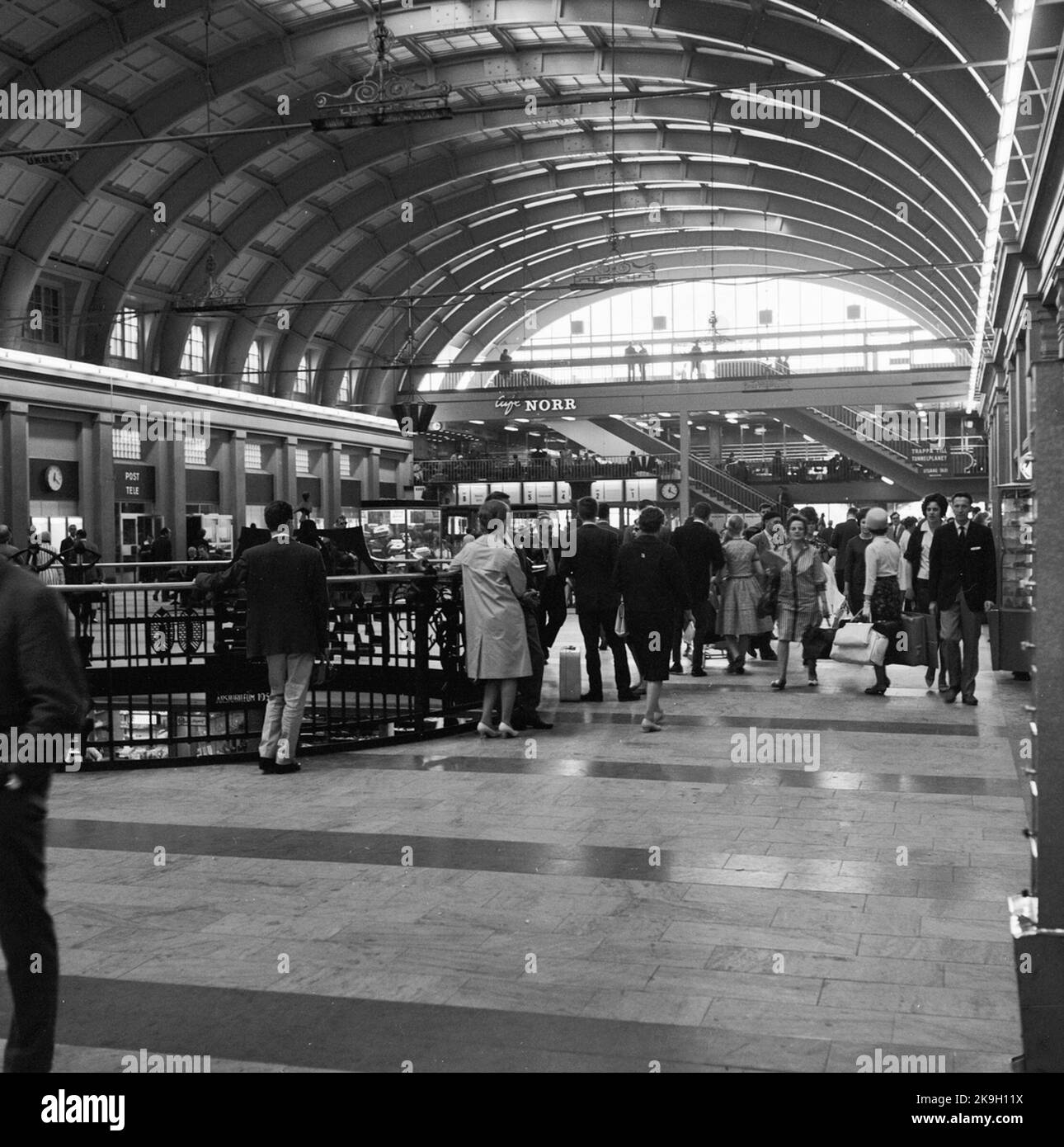 Stazione centrale di Stoccolma, a nord. La ringhiera intorno all'apertura al passaggio sotterraneo al T-Central, il cosiddetto 'anello' a sinistra nella foto. Foto Stock