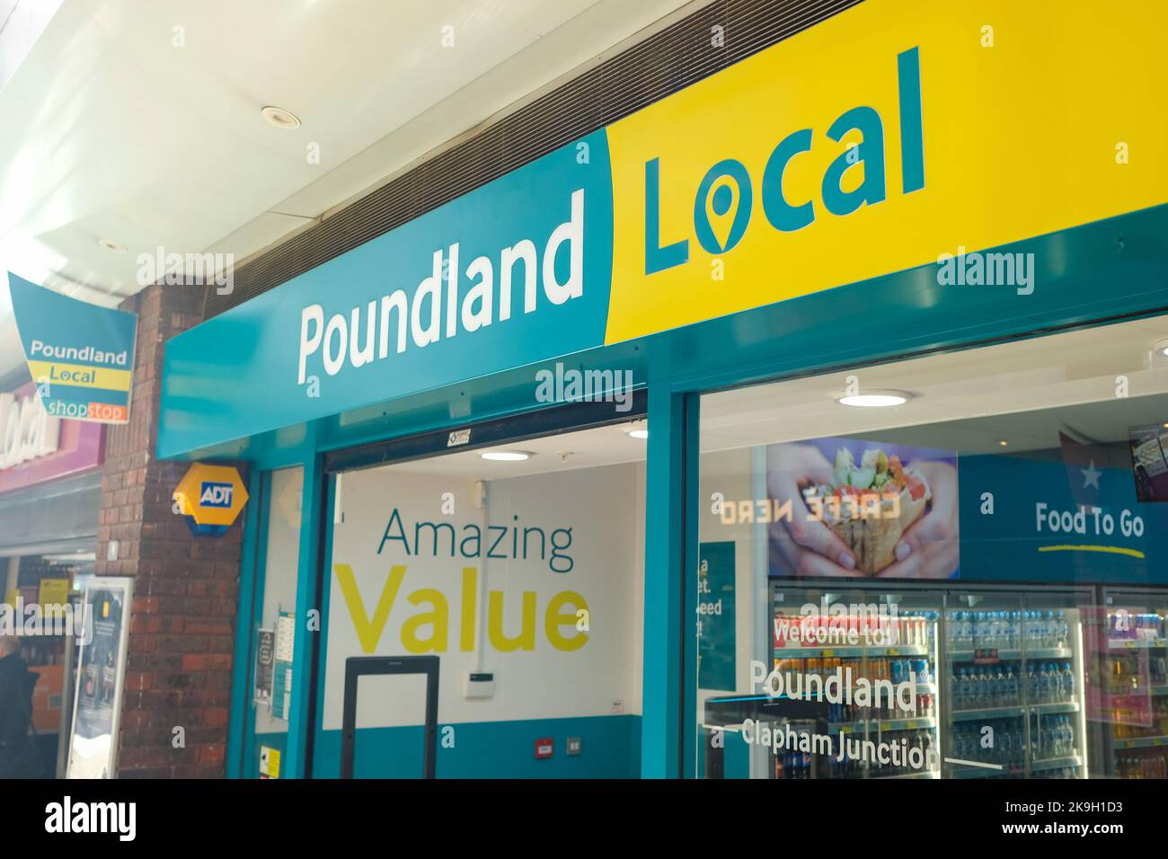 Londra - Ottobre 2022: Poundland Local Store all'interno della stazione di Clapham Junction, un negozio di sconti britannico Foto Stock