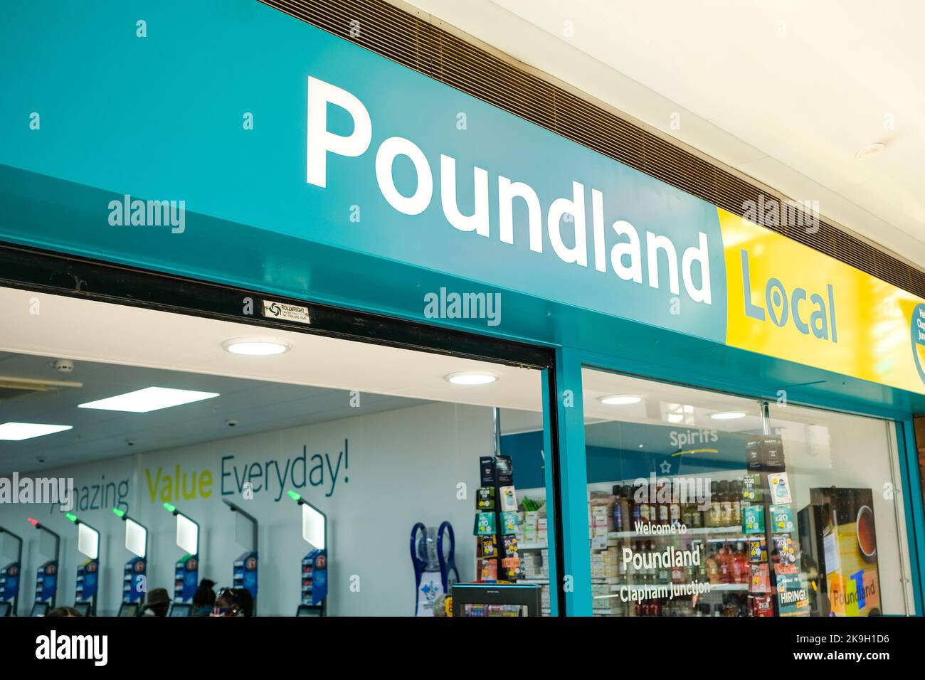 Londra - Ottobre 2022: Poundland Local Store all'interno della stazione di Clapham Junction, un negozio di sconti britannico Foto Stock