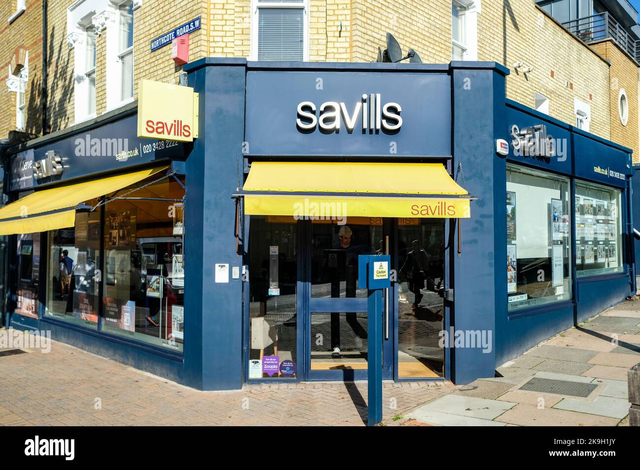 Londra - Ottobre 2022: Agente di Savills Estate su Northcote Road, Clapham Foto Stock