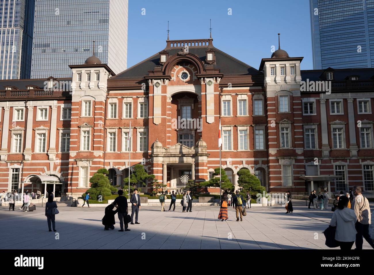 Tokyo, Giappone. 28th Ott 2022. Le linee JR presso la Stazione di Tokyo, il principale centro di transito rapido che presenta collegamenti per metropolitana, via terra, treni superveloci Shinkansen, treni espressi e linee interurbane. Un importante commissionatore station.Japan ha recentemente riaperto al turismo dopo oltre due anni di divieti di viaggio a causa della pandemia COVID-19. Lo Yen si è notevolmente deprezzato nei confronti del dollaro USA, creando turbolenze economiche per il commercio internazionale e l'economia giapponese. I turisti possono fare acquisti senza tasse in Giappone con un visto temporaneo. (Credit Image: © Taidgh Barron/ZUMA Press Wire) Foto Stock